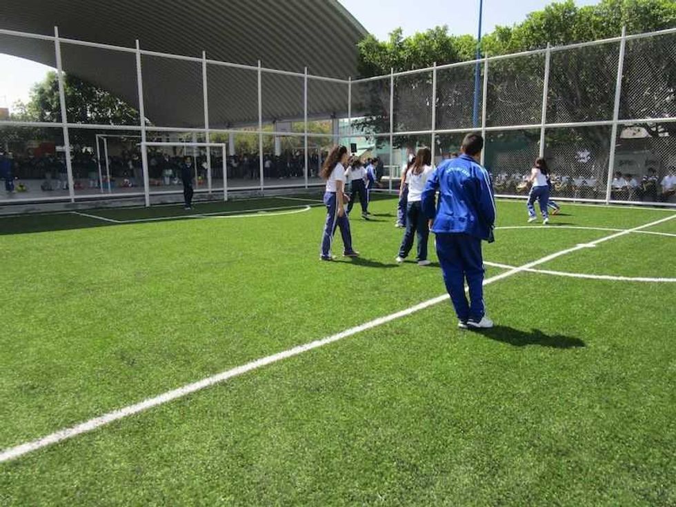 memo vega entrega cancha de futbol 2