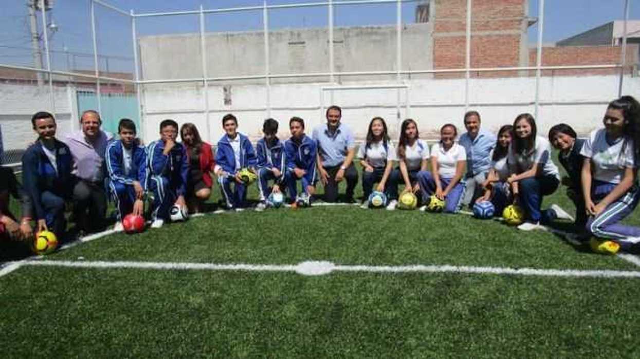memo-vega-entrega-cancha-de-futbol-3