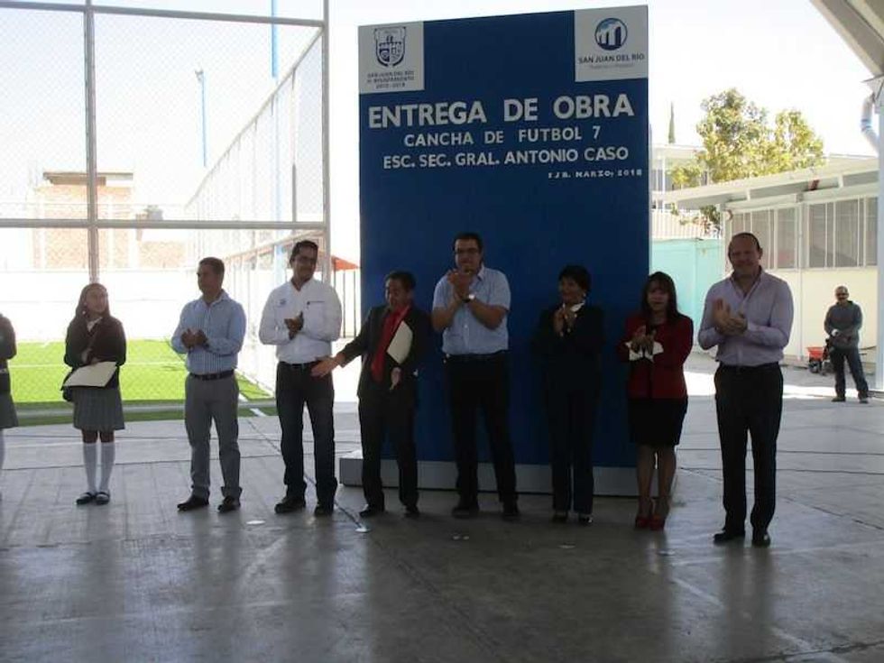 memo vega entrega cancha de futbol