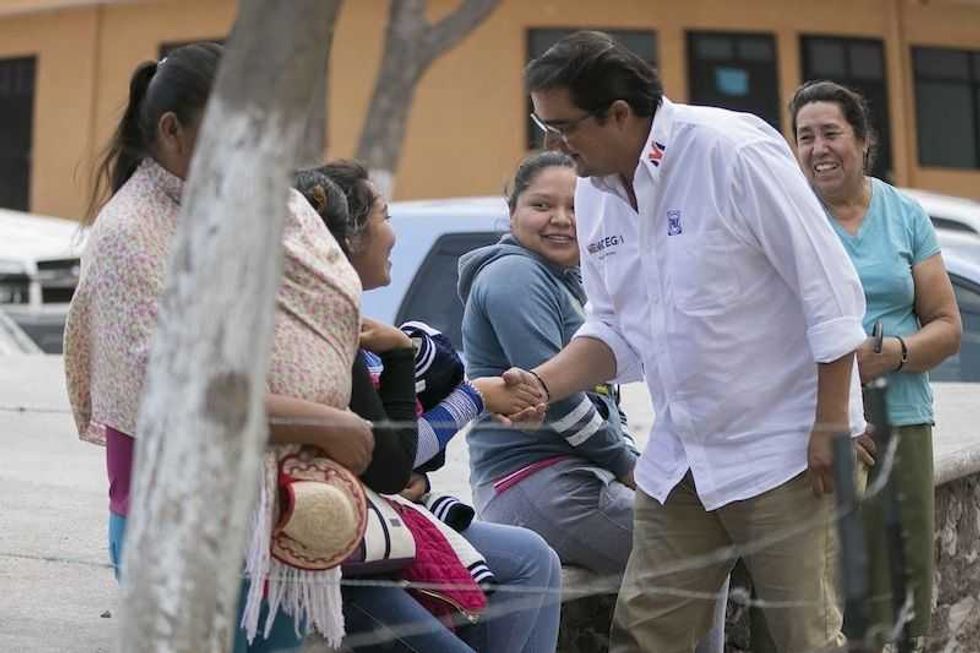 memo vega ofrece seguridad y servicios en santa rosa xajay durante campana 1