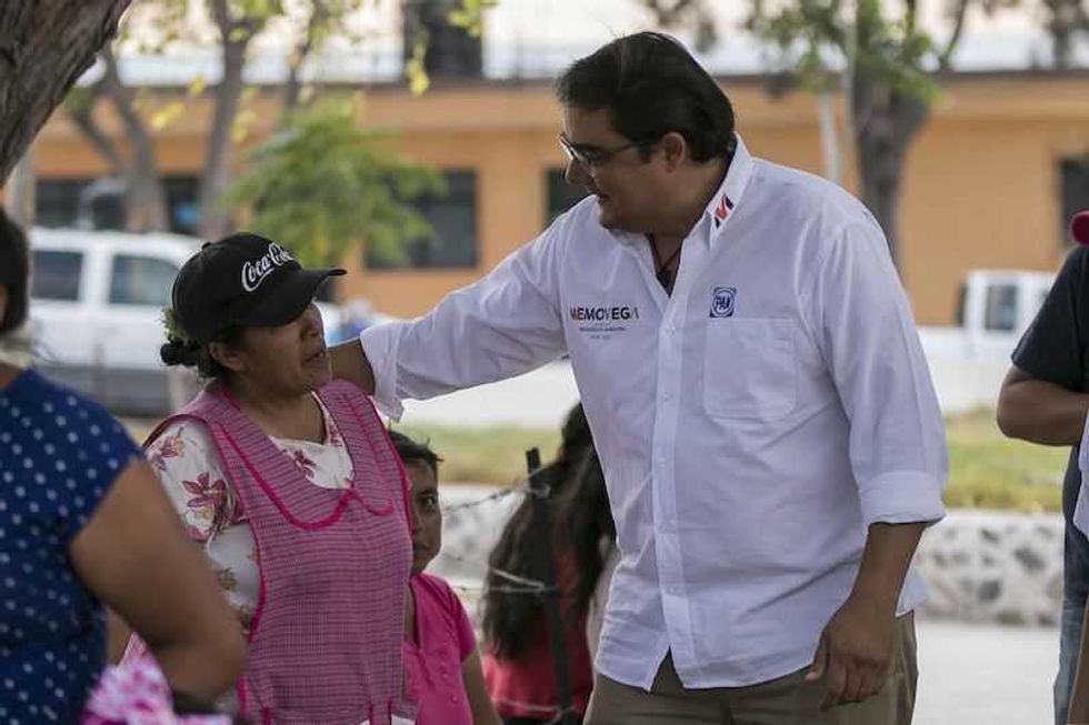 memo vega ofrece seguridad y servicios en santa rosa xajay durante campana 2