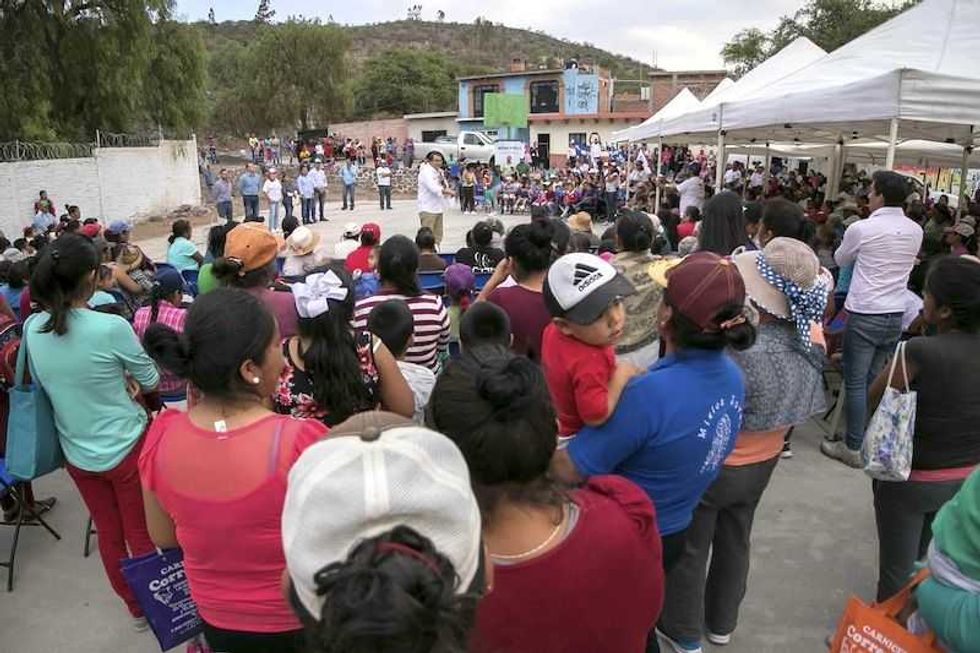 memo vega ofrece seguridad y servicios en santa rosa xajay durante campana 4