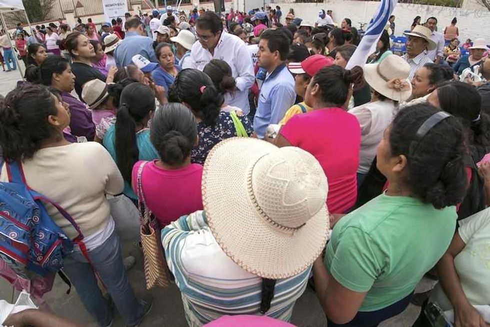 memo vega ofrece seguridad y servicios en santa rosa xajay durante campana 6