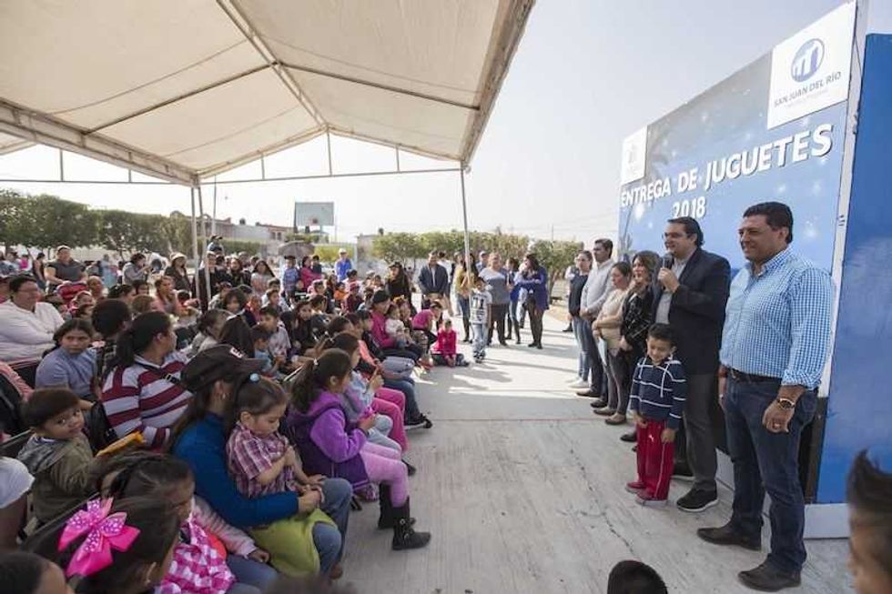 memo vega y su esposa male ruiz entregan juguetes por dia de reyes 4