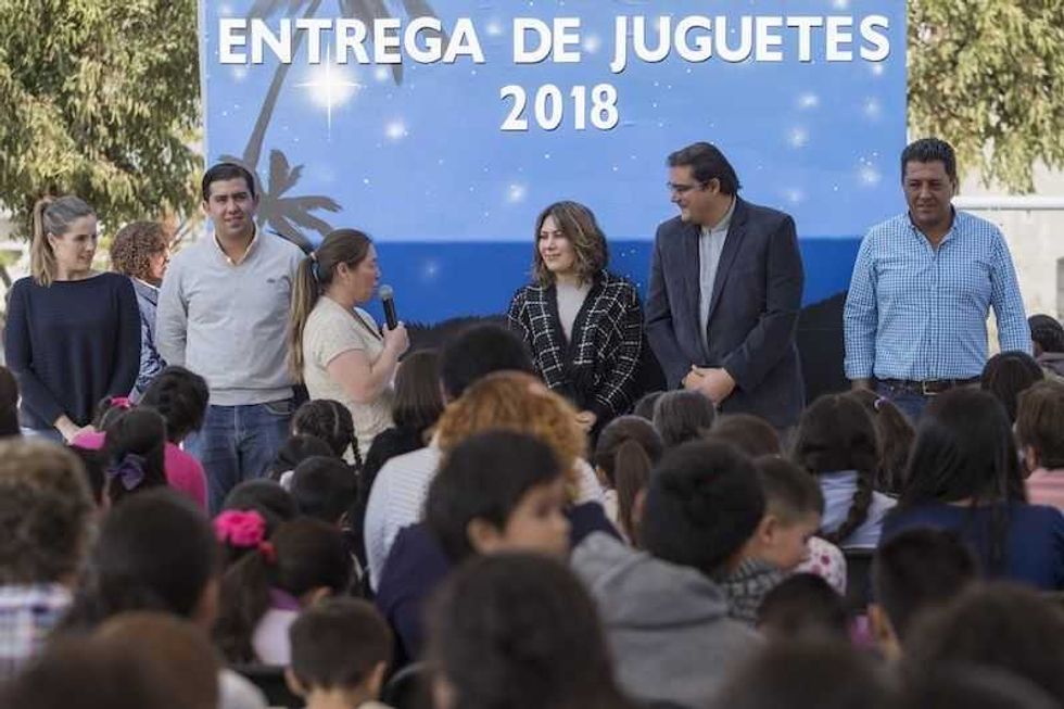 memo vega y su esposa male ruiz entregan juguetes por dia de reyes 5