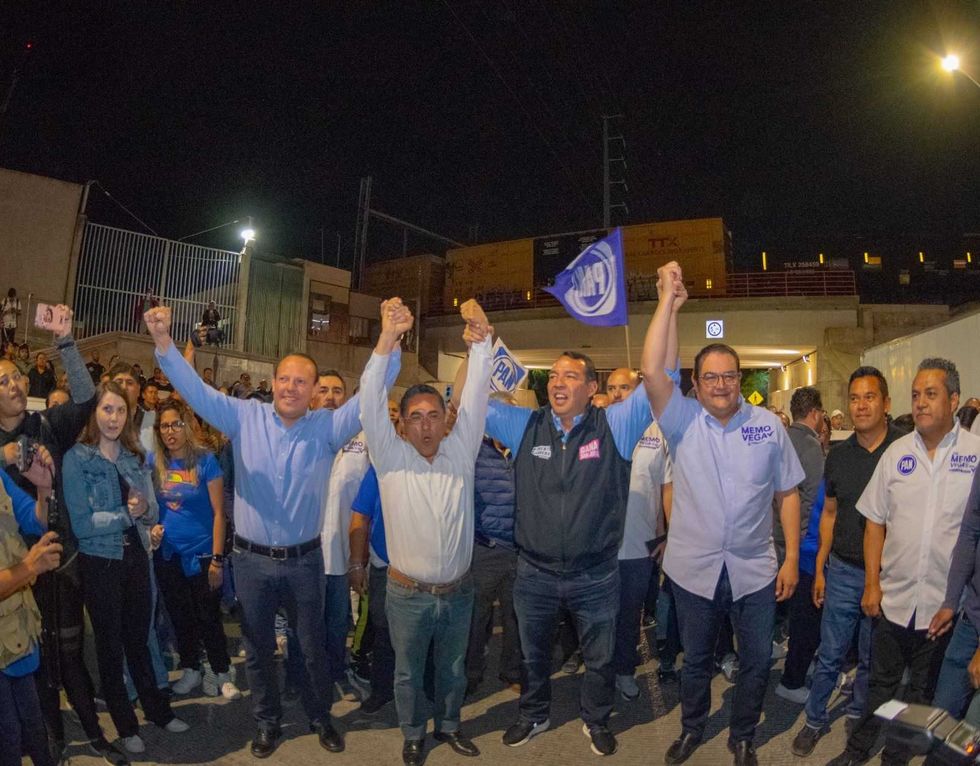 Memo y Roberto arrancan campaña a medianoche en San Juan del Río.