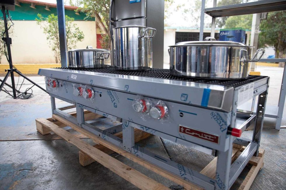 Mesa con utensilios y mobiliario del Programa Alimentaci\u00f3n Escolar del SEDIF en escuela de La Llave, San Juan del R\u00edo.