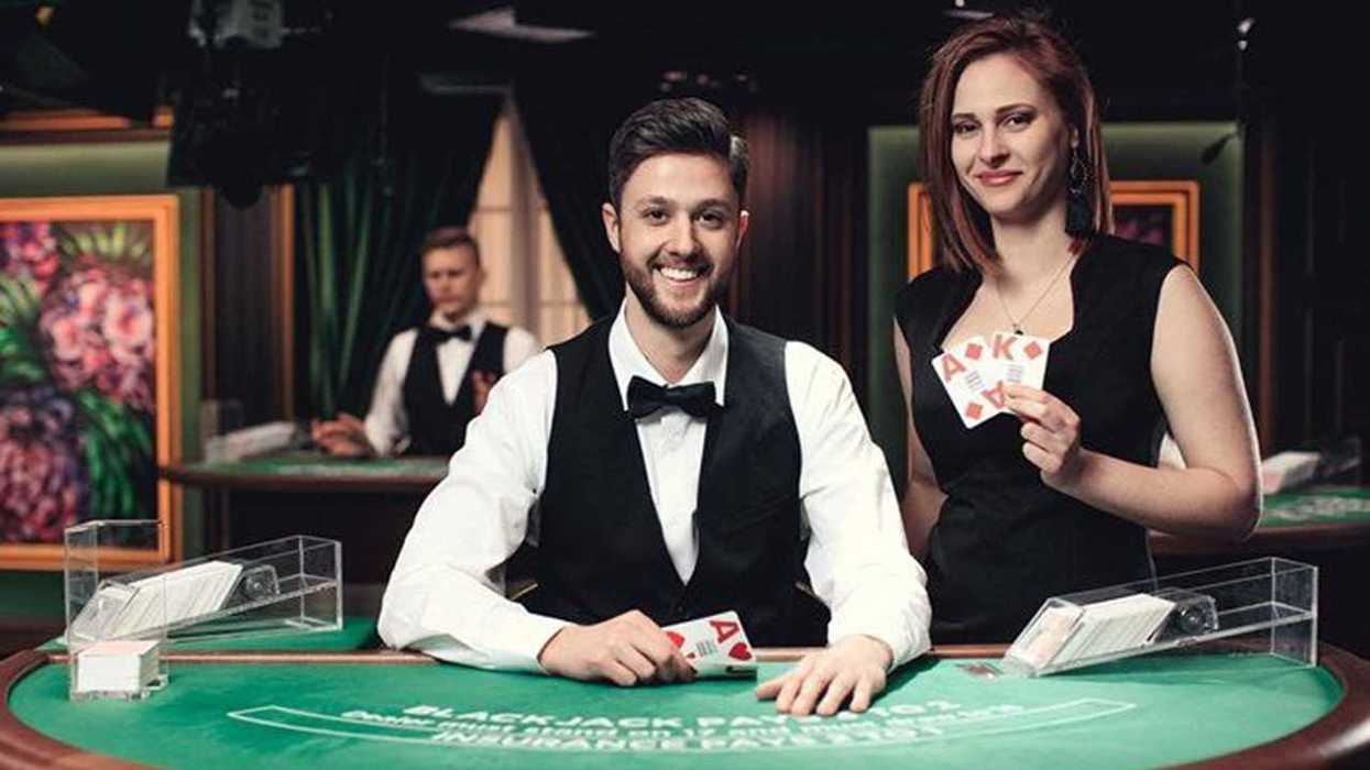 Mesa de casino en vivo con crupier real transmitiendo ruleta en tiempo real desde estudio profesional