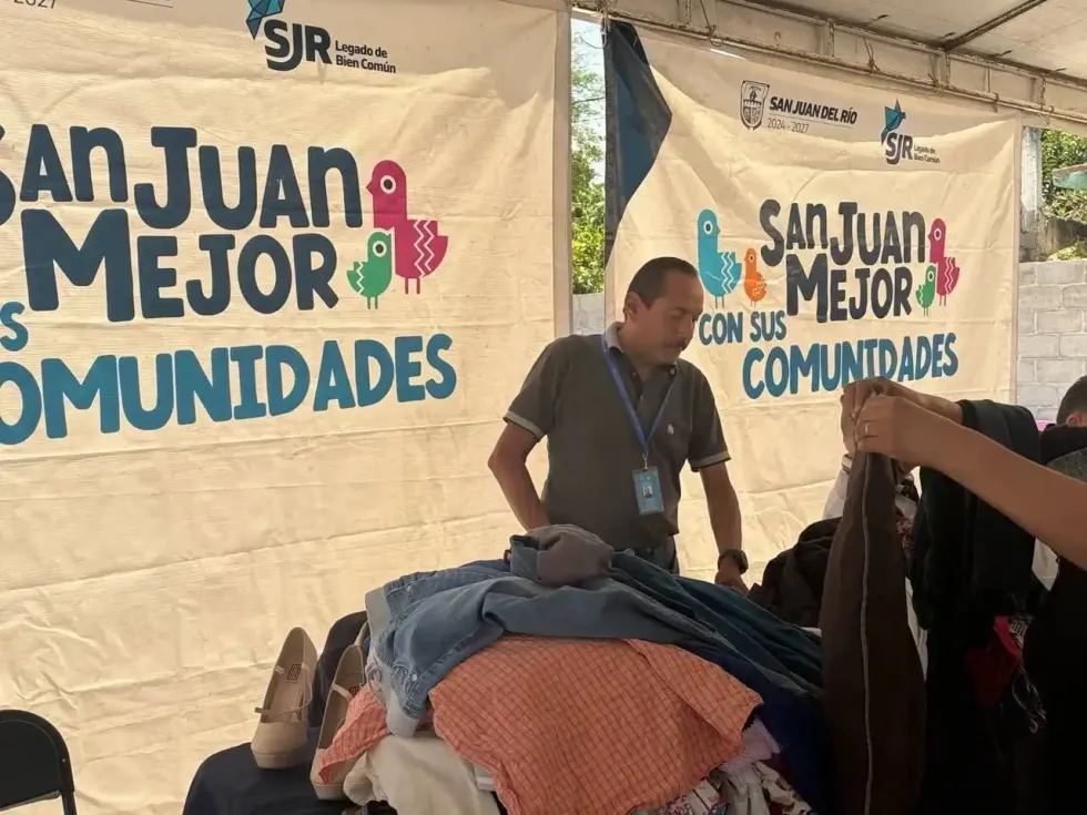 Mesa de donaci\u00f3n de ropa instalada bajo las lonas del programa municipal en Guadalupe de Las Pe\u00f1as.