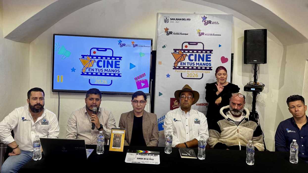 Mesa de presentación del festival Cine en Tus Manos en San Juan del Río con funcionarios municipales y profesionales del cine.