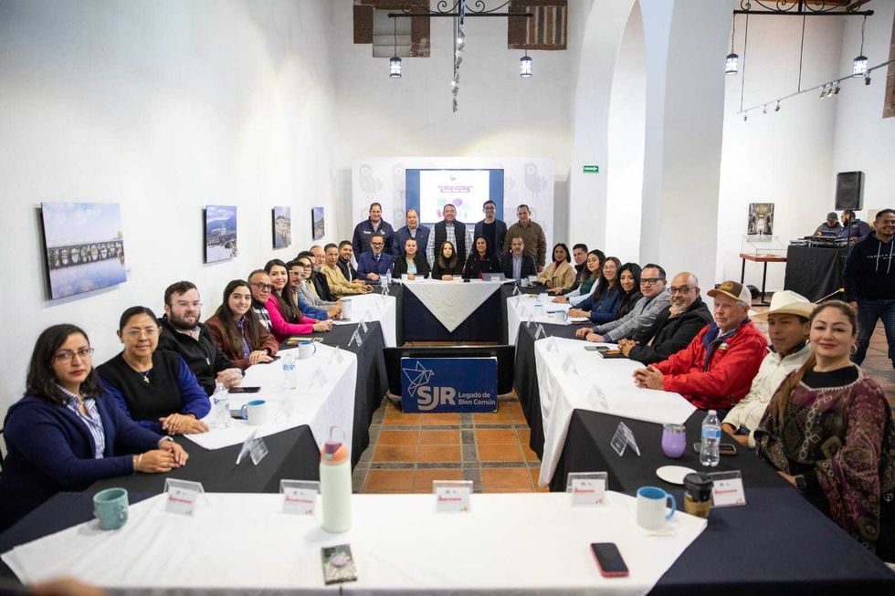Mesa de trabajo del Sistema de Participaci\u00f3n Ciudadana en San Juan del R\u00edo con el alcalde Roberto Cabrera Valencia y funcionarios municipales