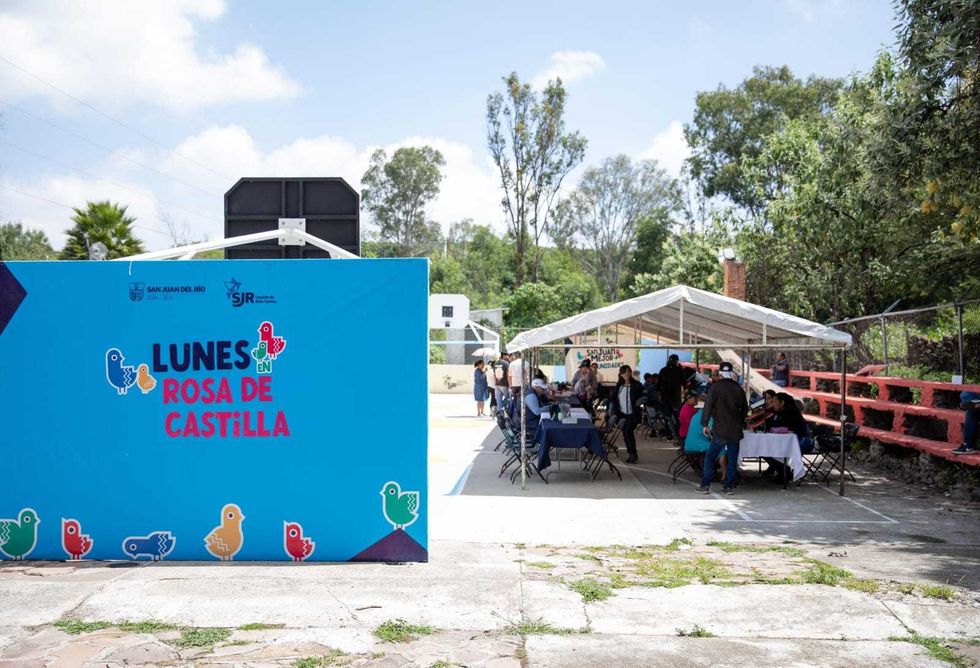 Mesas de atenci\u00f3n ciudadana instaladas bajo toldos durante la edici\u00f3n 54 del programa Lunes en Rosa de Castilla en San Juan del R\u00edo