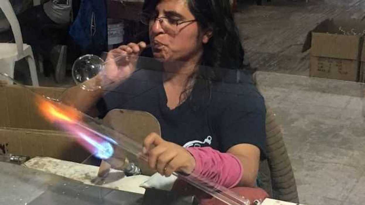 Mexicanos visten su Navidad con esferas de Chignahuapan