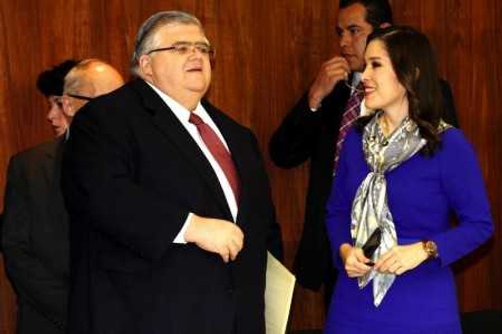 México hará mejor uso de instrumentos para estabilizar dólar: Carstens.