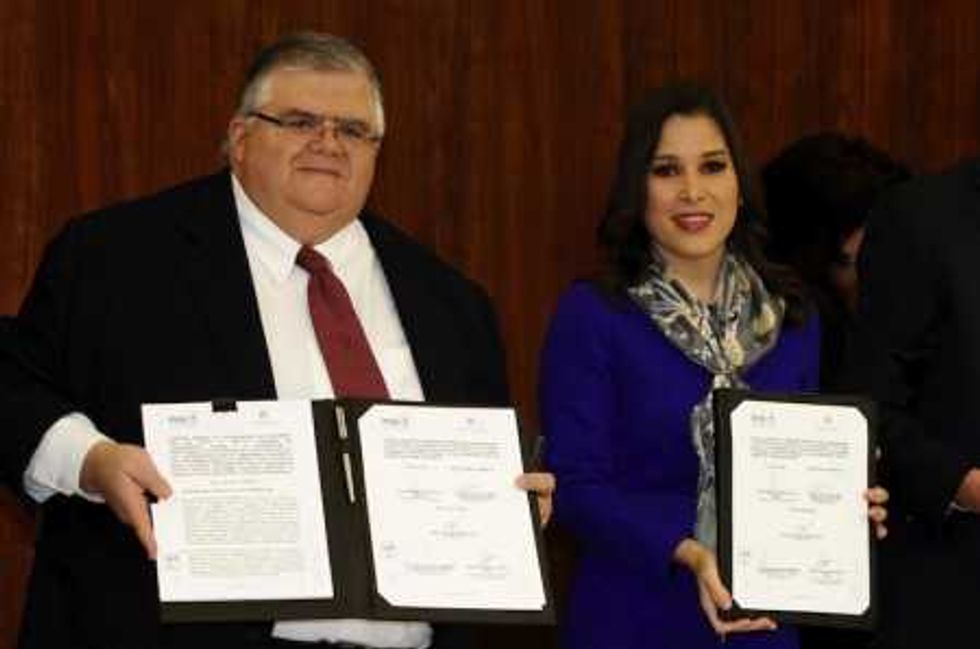 México hará mejor uso de instrumentos para estabilizar dólar: Carstens.