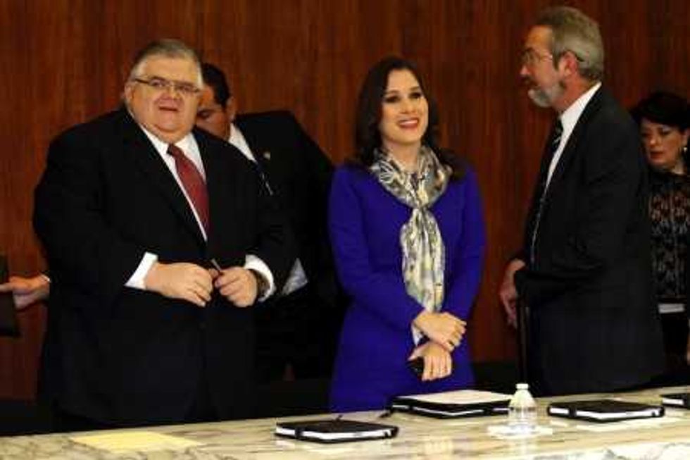 México hará mejor uso de instrumentos para estabilizar dólar: Carstens.