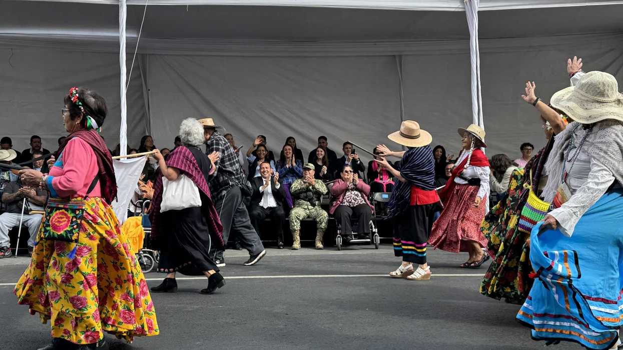 Miles de ciudadanos presenciaron desfile de la Revolución Mexicana.
