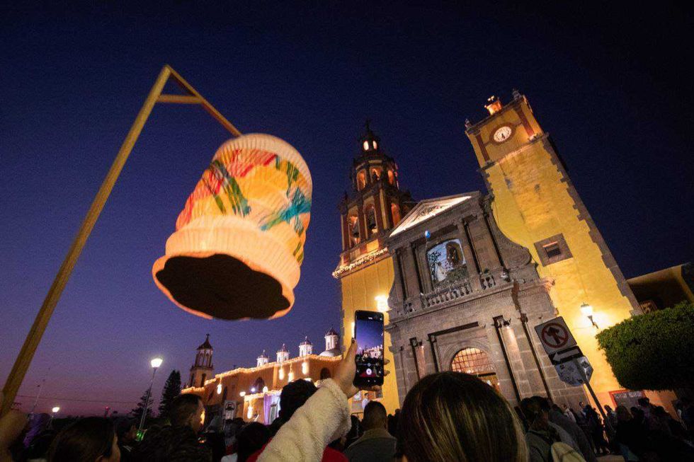 Miles de devotos recorren avenida Juárez portando farolitos iluminados desde el Puente de la Historia hasta el Santuario Guadalupano. Tradición única en México cumple 77 años con participación de 15 mil personas.