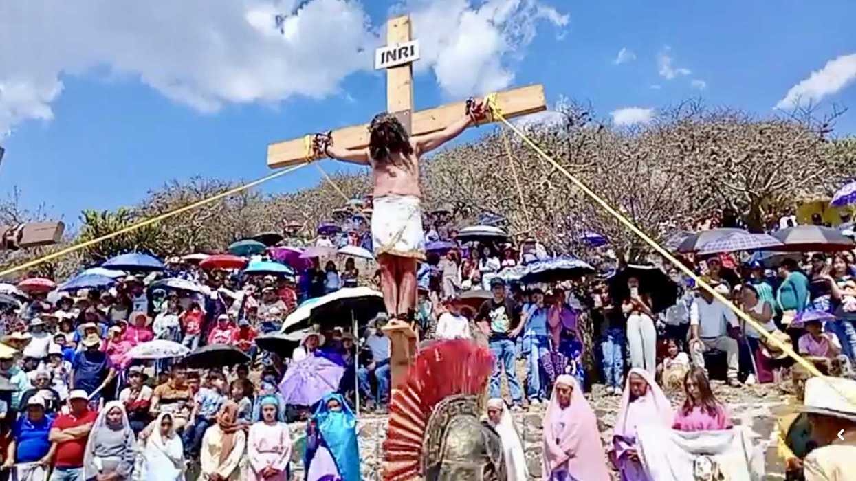 Miles de fieles presencian el viacrucis vivencial en el cerro de El Calvario en La Valla, San Juan del Río, Viernes Santo 2026