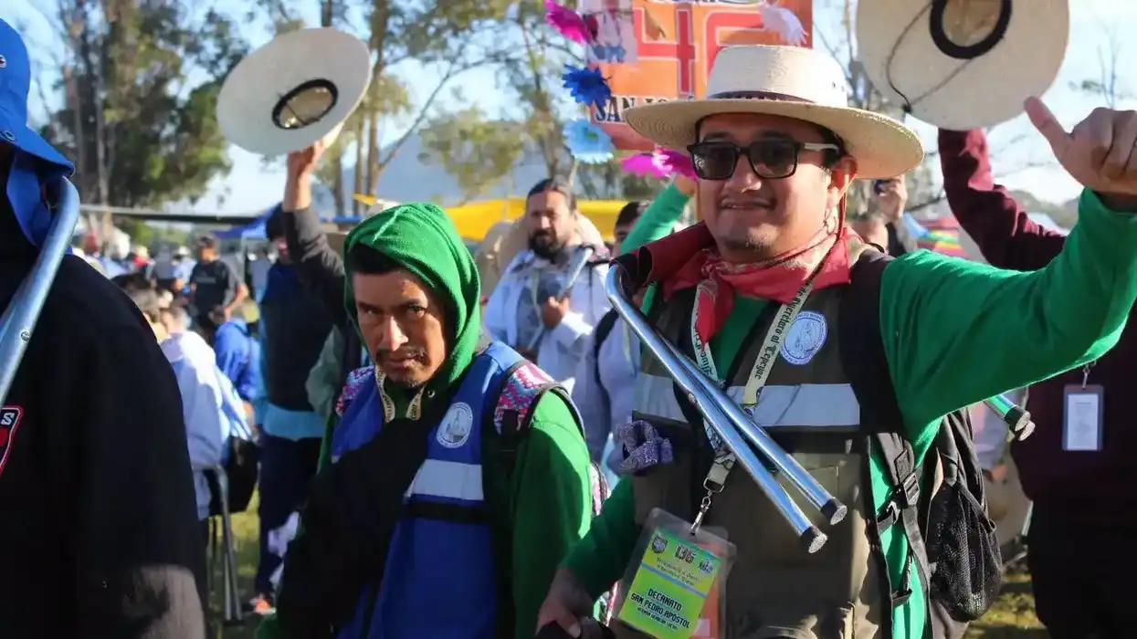 Miles de peregrinos de la Diócesis de Querétaro arribaron a Huehuetoca, Estado de México, durante la 136ª peregrinación a pie hacia la Basílica de Guadalupe.