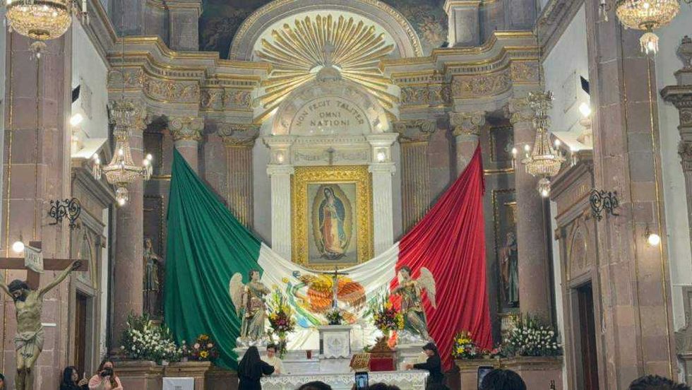 Miles de personas acudieron desde la madrugada al Templo de La Congregación para participar en las celebraciones guadalupanas del 12 de diciembre en Querétaro.