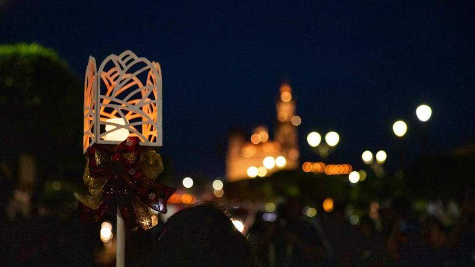 Miles de sanjuanenses participaron en la 77ª Procesión de los Farolitos que iluminó el Centro Histórico en honor a la Virgen de Guadalupe este 11 de diciembre.