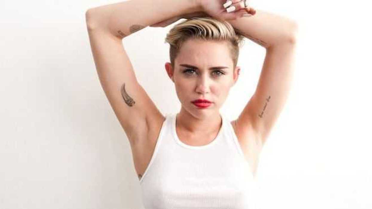 Miley Cyrus cumple 23 años, espera estreno de especial de Navidad.