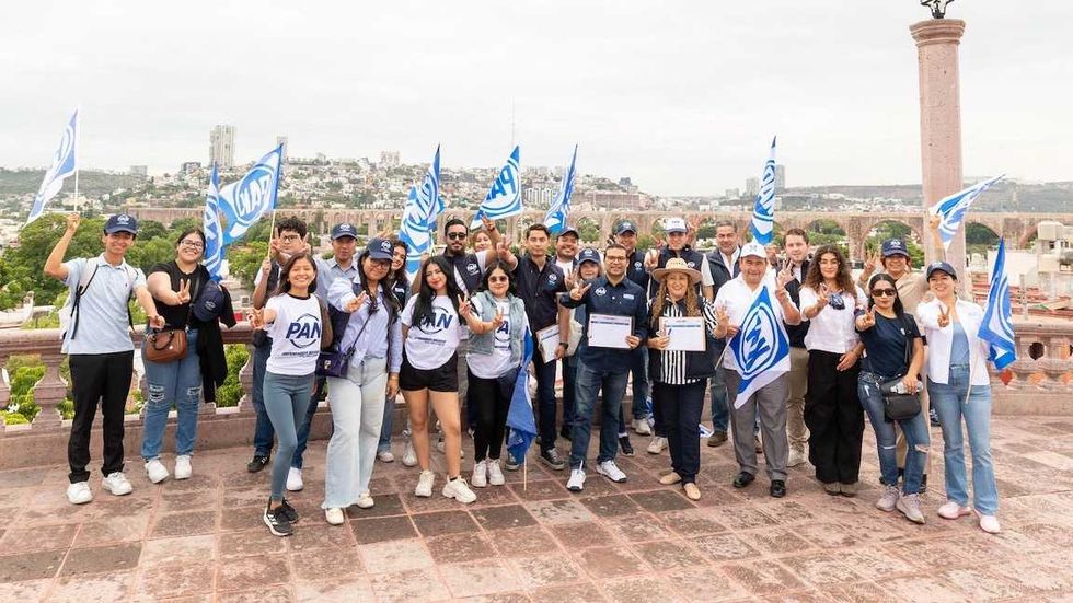 Militantes del PAN recolectan firmas en una mesa instalada en la v\u00eda p\u00fablica durante la jornada ciudadana en Quer\u00e9taro.