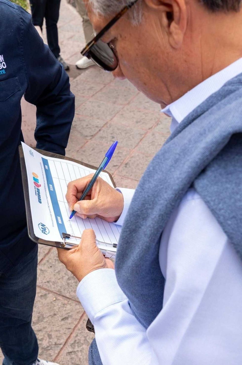 Militantes del PAN recolectan firmas en una mesa instalada en la v\u00eda p\u00fablica durante la jornada ciudadana en Quer\u00e9taro.