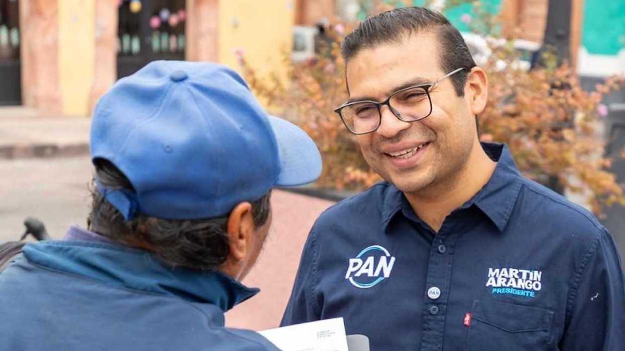 Militantes del PAN recolectan firmas en una mesa instalada en la vía pública durante la jornada ciudadana en Querétaro.
