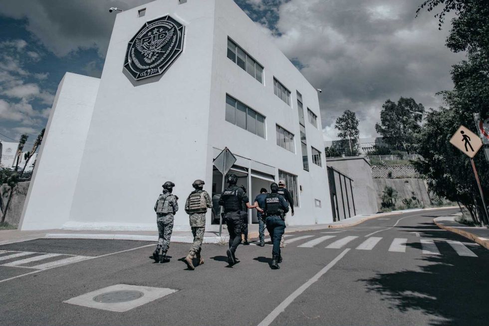 Militares y polic\u00edas conducen a un hombre esposado hacia un edificio con el emblema de la PID, en la detenci\u00f3n de un requerido por Tabasco por desaparici\u00f3n forzada.
