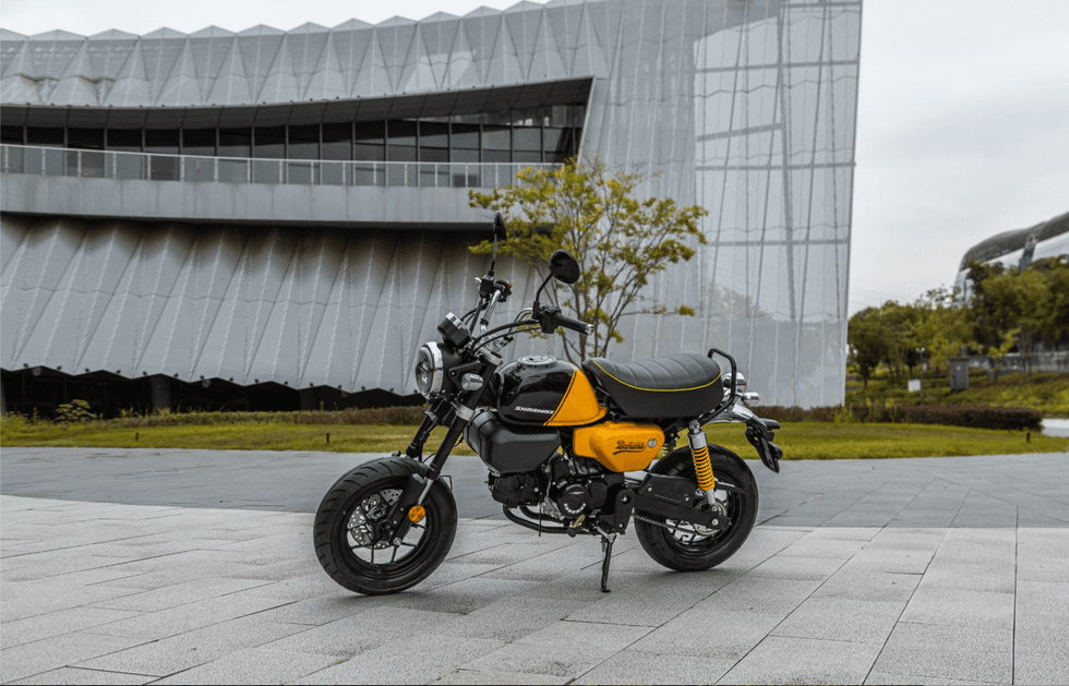 Minimoto Sharmax Mini Banana 140 en amarillo y negro con asiento acolchado y amortiguadores traseros dobles