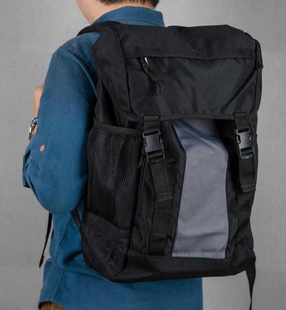 Mochila ejecutiva de dise\u00f1o minimalista sobre escritorio con laptop, accesorios y tendencia de movilidad profesional M\u00e9xico 2026