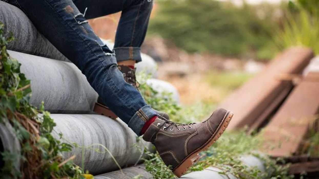 modelo que lleva jeans botas marrones cuero coleccion hombre