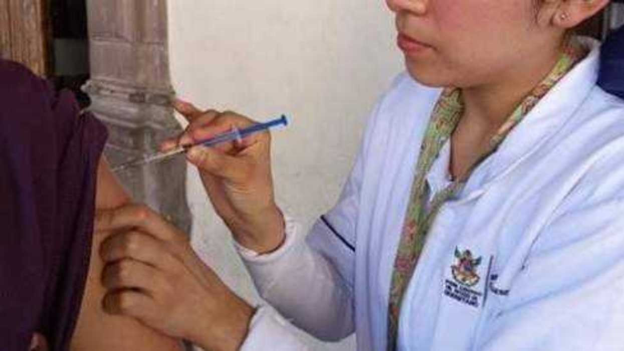 Módulo de vacunación contra influenza en Querétaro durante la temporada invernal 2025-2026 de Secretaría de Salud.