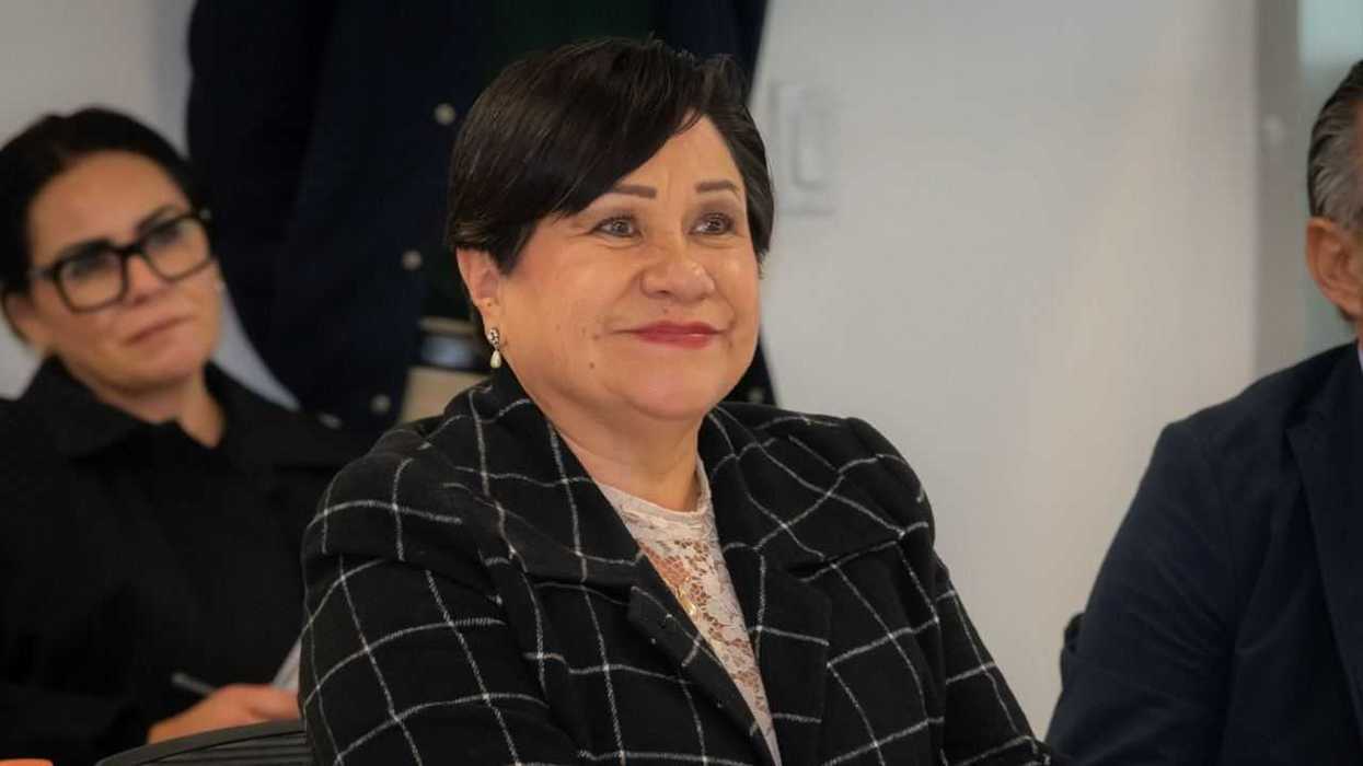 Módulo de vacunación contra sarampión en centro de salud de Querétaro con personal aplicando dosis a población