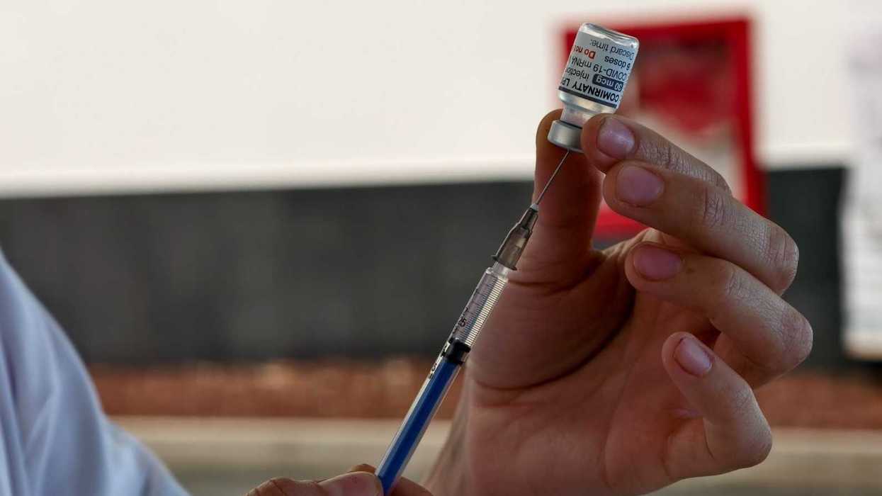 Módulo de vacunación IMSS contra influenza y COVID-19 en Querétaro durante campaña invernal 2026