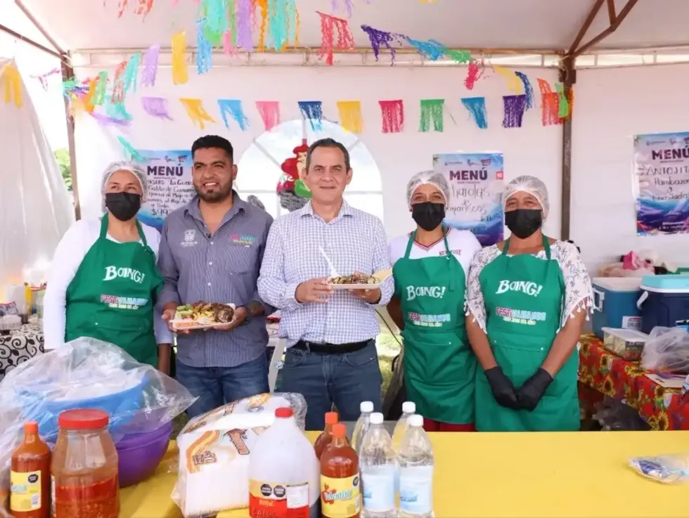 Mojarras fritas servidas con arroz, pepino, jitomate y lim\u00f3n en el festival de La Estancia