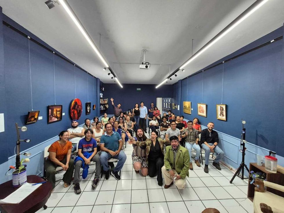 Momento de una representaci\u00f3n teatral con actores en escena