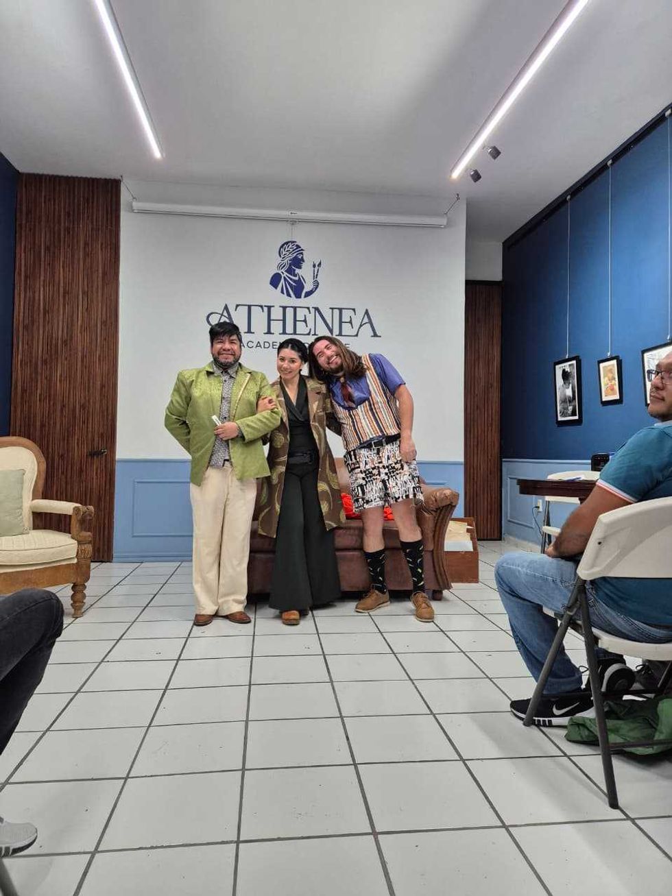 Momento de una representaci\u00f3n teatral con actores en escena