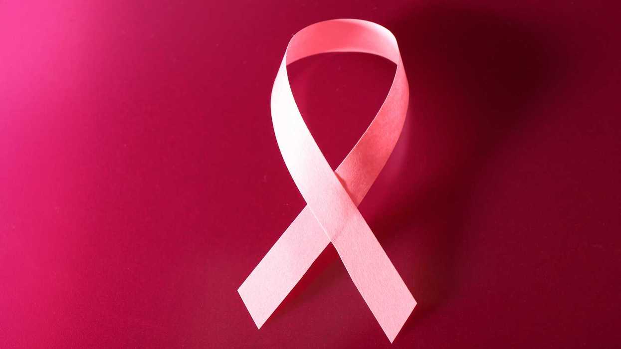 Moño rosa, símbolo de la lucha contra el cáncer de mama, que causó 8,439 muertes en México en 2024