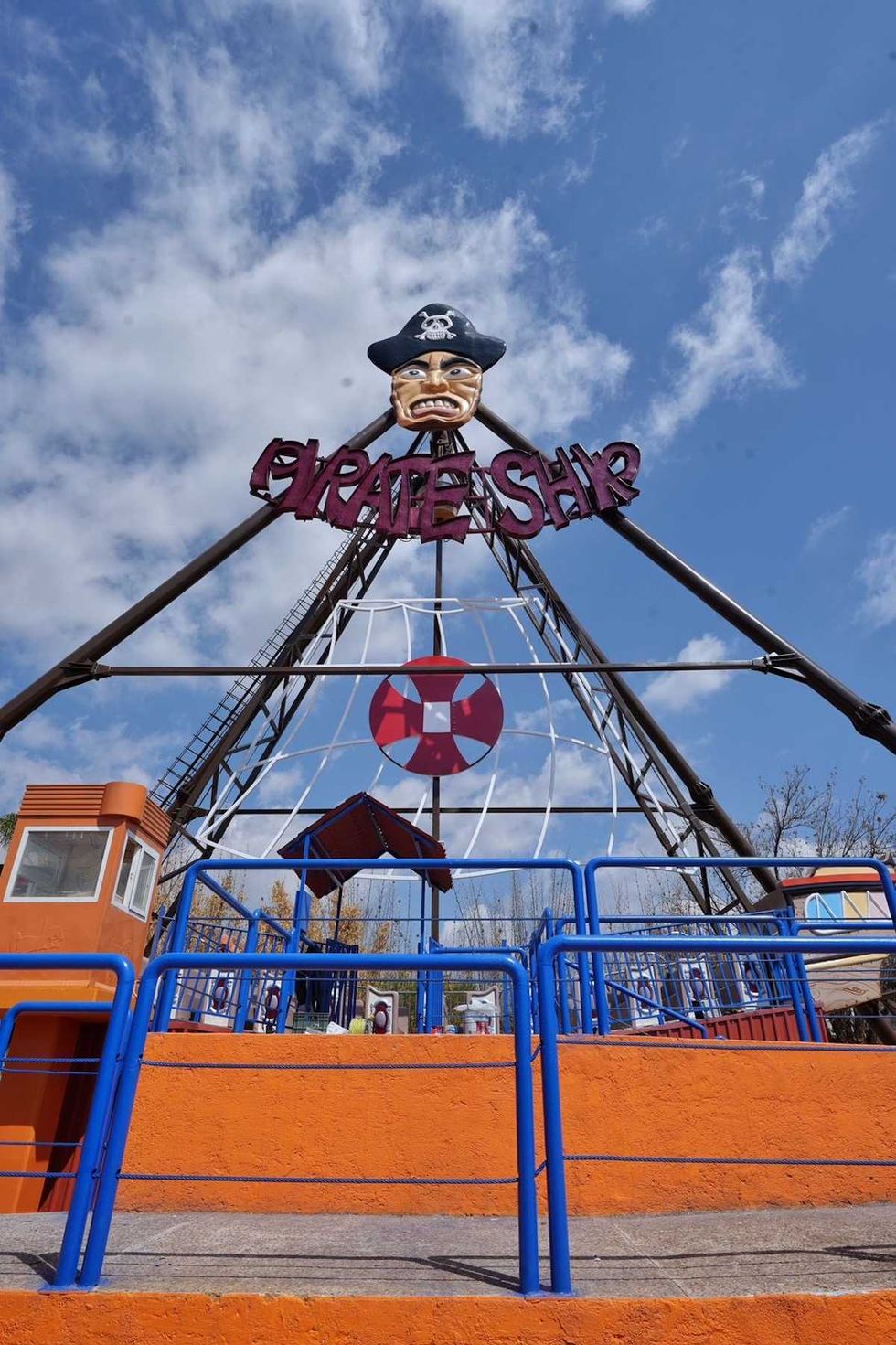 Monta\u00f1a Rusa rehabilitada del Parque Bicentenario en Santa Rosa J\u00e1uregui Quer\u00e9taro lista para operar