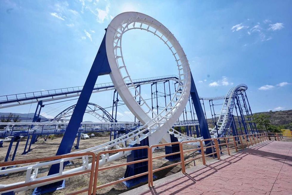 Monta\u00f1a Rusa rehabilitada del Parque Bicentenario en Santa Rosa J\u00e1uregui Quer\u00e9taro lista para operar