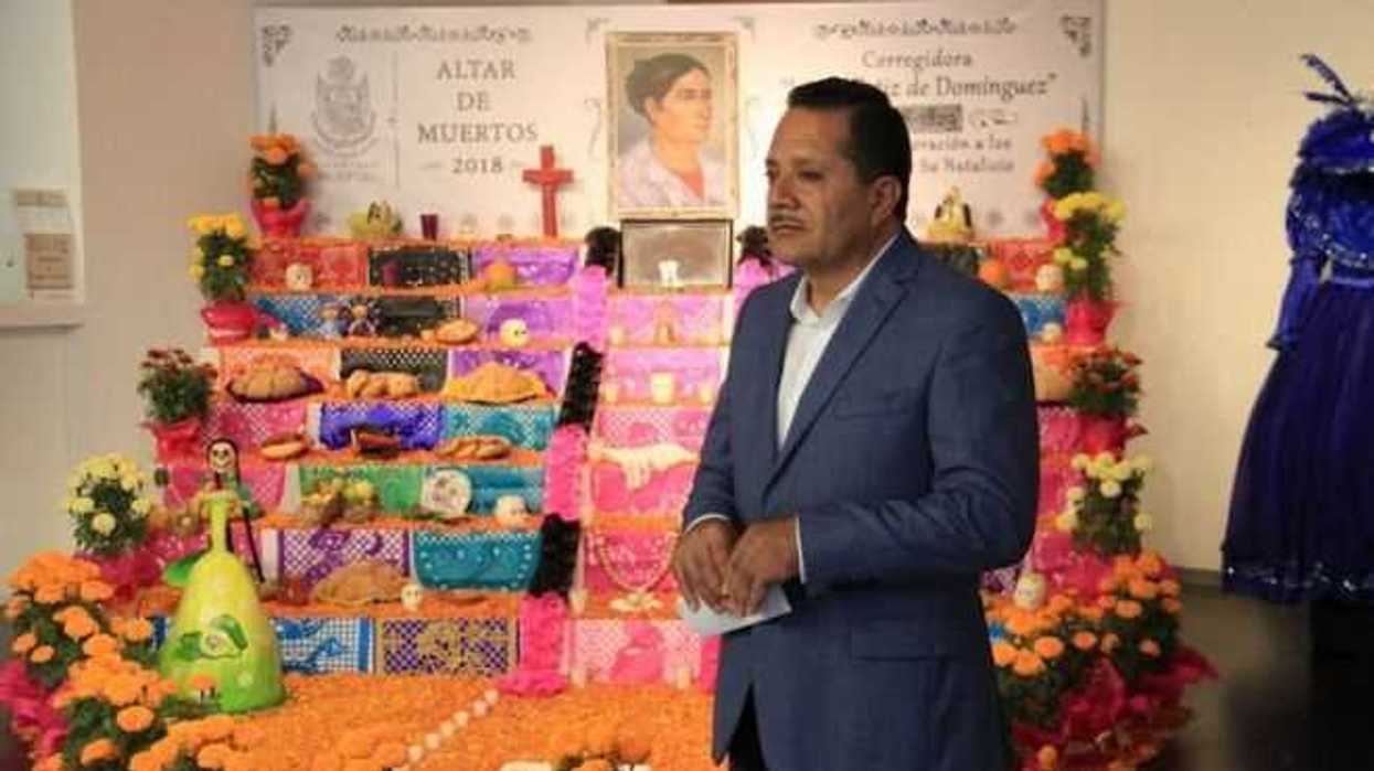 Montan altar de muertos dedicado a Josefa Ortiz de Domínguez