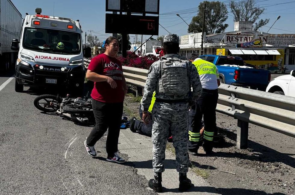 Motocicleta accidentada sobre la autopista M\u00e9xico-Quer\u00e9taro junto a personal de Capufe y Guardia Nacional en el tramo de Palmillas.