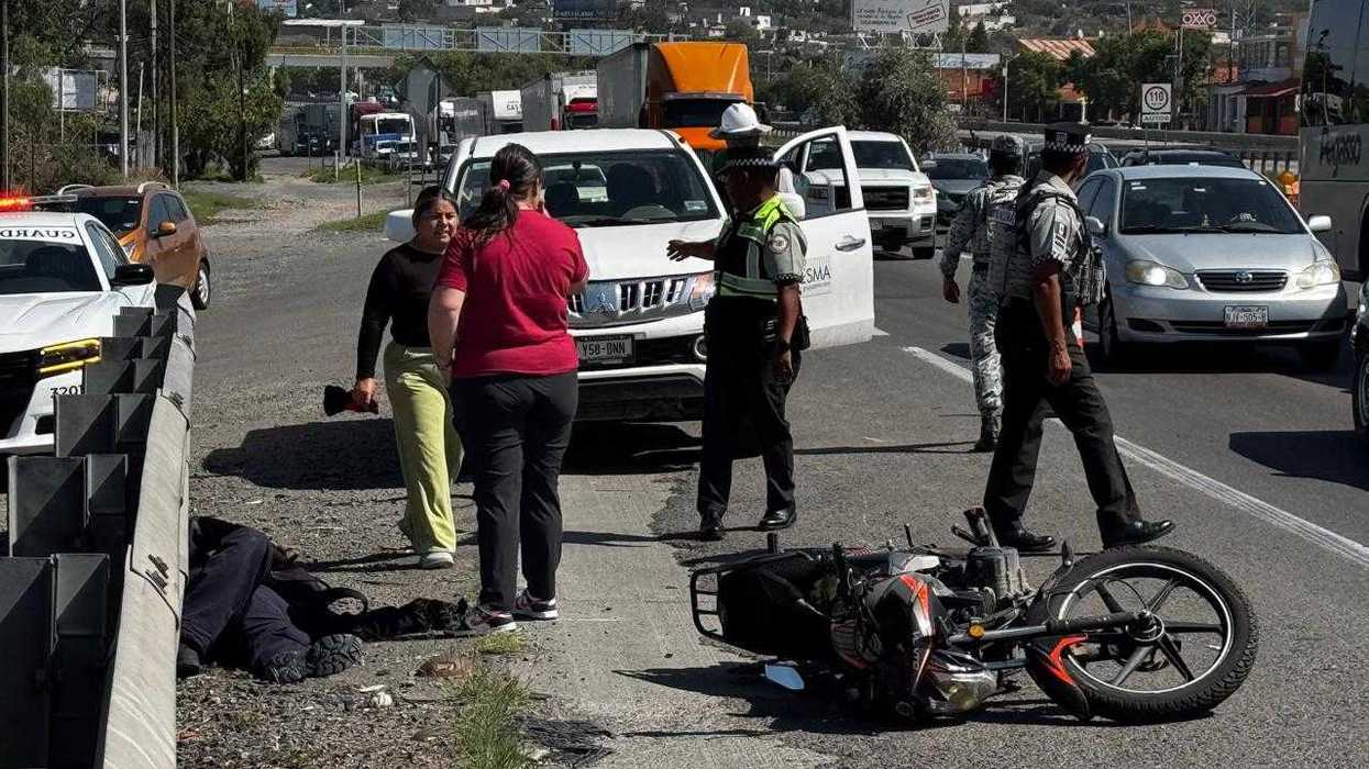 Motocicleta accidentada sobre la autopista México-Querétaro junto a personal de Capufe y Guardia Nacional en el tramo de Palmillas.