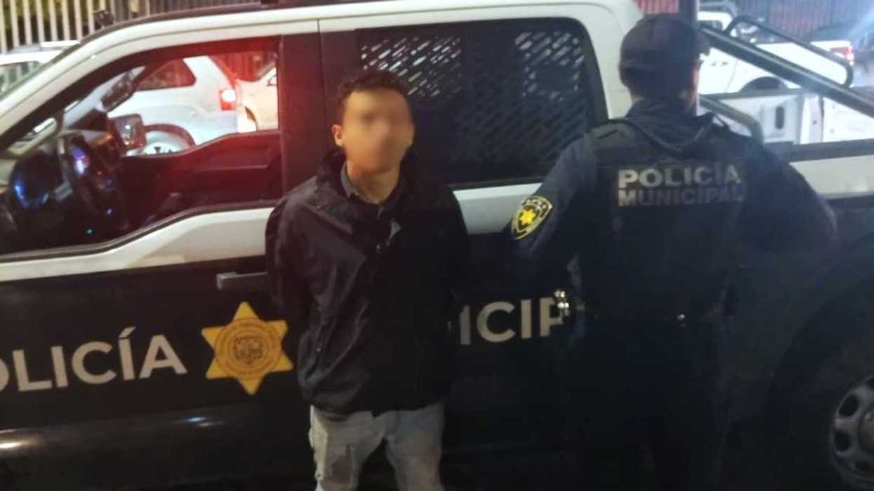 Motocicleta asegurada por oficiales de la SSPMQ tras detección de placa con reporte de robo en Peñuelas, Querétaro.