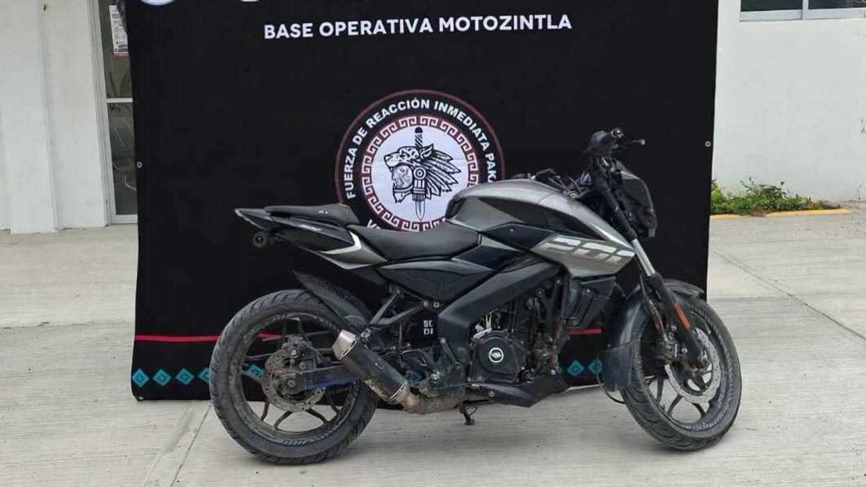 Motocicleta Bajaj Pulsar N200 asegurada por la FRIP, exhibida frente a lona institucional en Motozintla, Chiapas.