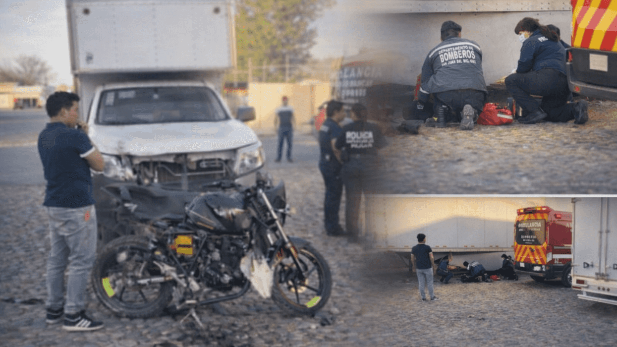 Motocicleta debajo de camioneta tipo caja seca tras accidente vial en el cruce de Emiliano Zapata y Palmas en Santa Cruz Nieto, San Juan del Río