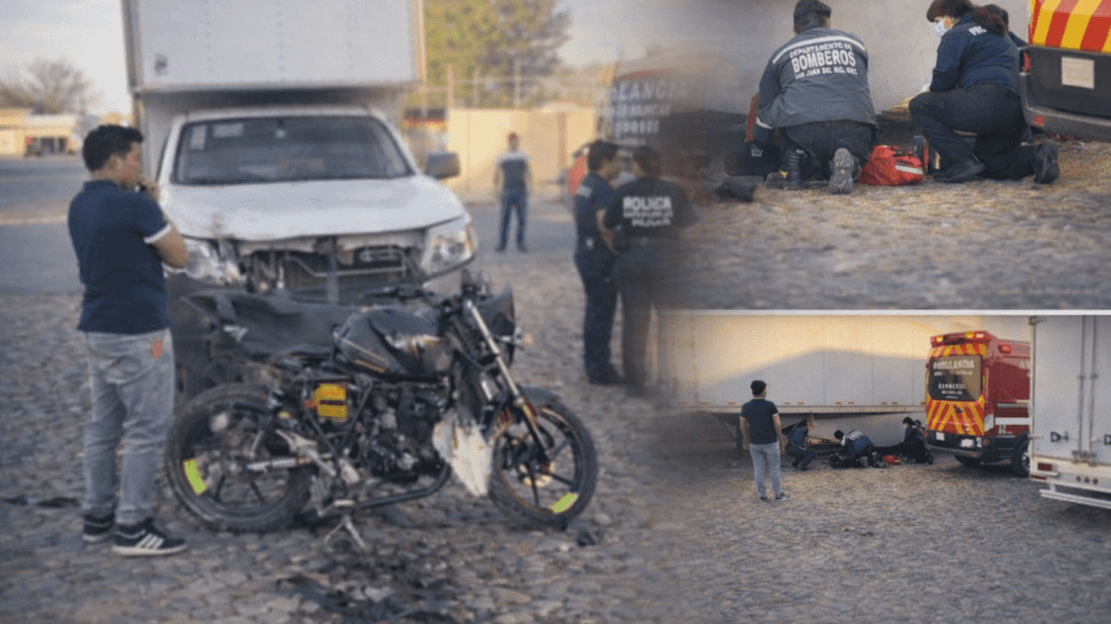 Motocicleta debajo de camioneta tipo caja seca tras accidente vial en el cruce de Emiliano Zapata y Palmas en Santa Cruz Nieto, San Juan del Río